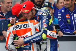 Race winnaar Dani Pedrosa, Repsol Honda Team en tweede Valentino Rossi, Yamaha Factory Racing