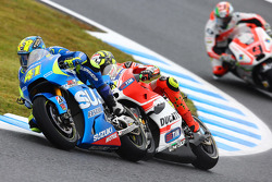 Aleix Espargaro, Team Suzuki MotoGP, en bagarre contre Andrea Iannone, Ducati Team
