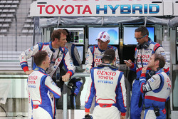 Stephane Sarrazin, Sebastien Buemi et Pascal Vasselon, Directeur Technique Toyota Racing