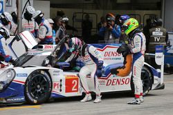 Stephane Sarrazin and Mike Conway, Technical Director Toyota Racing