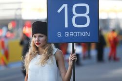 Grid girl per Sergey Sirotkin, Rapax