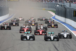 Départ : Nico Rosberg, Mercedes AMG F1 mène devant son équipier Lewis Hamilton, Mercedes AMG F1
