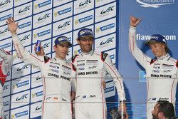 Podio: ganadores Timo Bernhard, Mark Webber, Brendon Hartley, Porsche Team