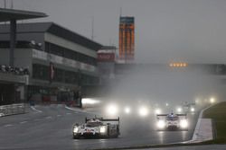 #17 Porsche Team Porsche 919 Hybrid: Timo Bernhard, Mark Webber, Brendon Hartley