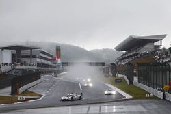 #17 Porsche Team Porsche 919 Hybrid: Timo Bernhard, Mark Webber, Brendon Hartley