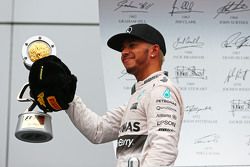 Le vainqueur Lewis Hamilton, Mercedes AMG F1 fête sa victoire sur le podium