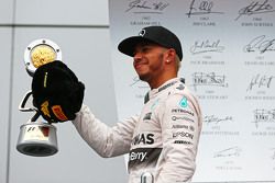 Ganador de la carrera Lewis Hamilton, Mercedes AMG F1 celebra en el podio