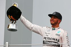 Ganador de la carrera Lewis Hamilton, Mercedes AMG F1 celebra en el podio