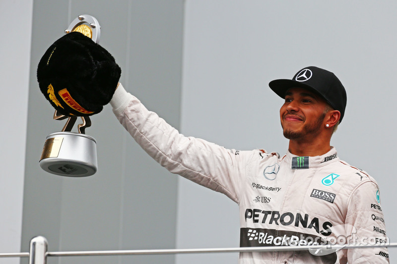 Ganador de la carrera Lewis Hamilton, Mercedes AMG F1 celebra en el podio