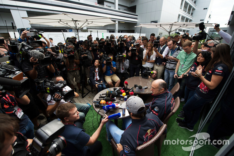 Carlos Sainz Jr. y Scuderia Toro Rosso, Franz Tost, Scuderia Toro Rosso Director del equipo con los medios de comunicación