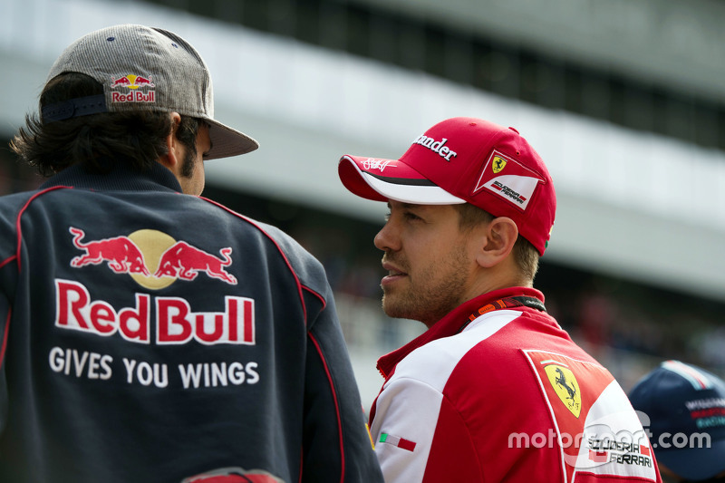 Carlos Sainz Jr., Scuderia Toro Rosso con Sebastian Vettel, Ferrari en el desfile de pilotos