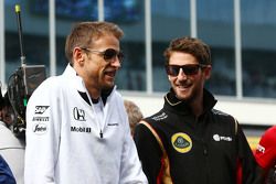 Jenson Button, McLaren et Romain Grosjean, Lotus F1 Team lors de la parade des pilotes