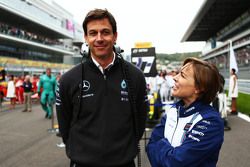 Toto Wolff, Directeur Exécutif Mercedes AMG F1 avec Claire Williams, Vice-Team Principal Williams sur la grille