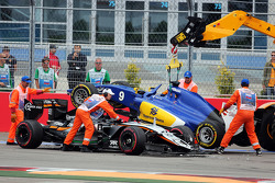 Nico Hulkenberg, Sahara Force India F1 VJM08 en Marcus Ericsson, Sauber C34 crash bij de start