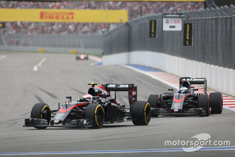 Jenson Button, McLaren MP4-30 lidera a su compañero de equipo Fernando Alonso, McLaren MP4-30