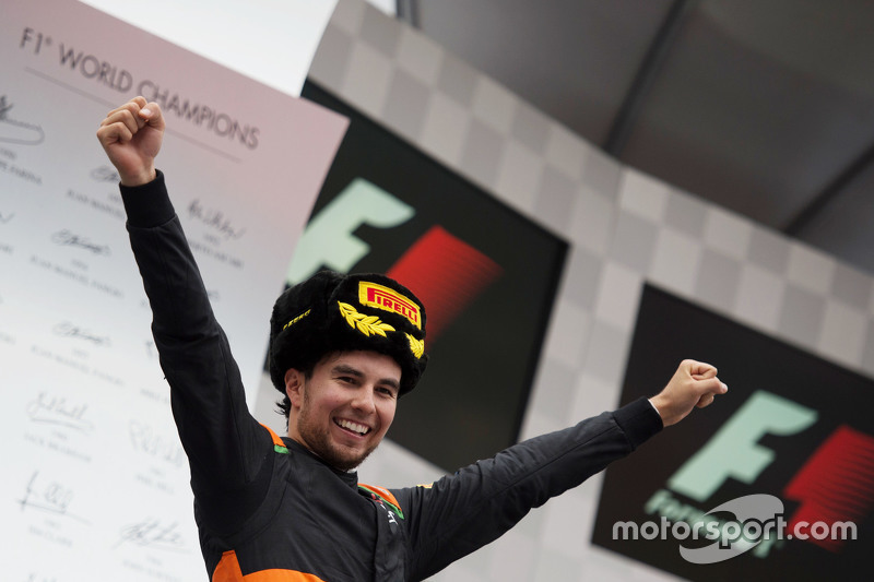 Sergio Perez, Sahara Force India F1, feiert Platz 3 auf dem Podium