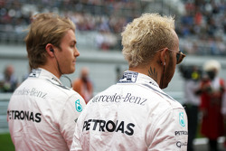 Nico Rosberg, Mercedes AMG F1, und Lewis Hamilton, Mercedes AMG F1, in der Startaufstellung