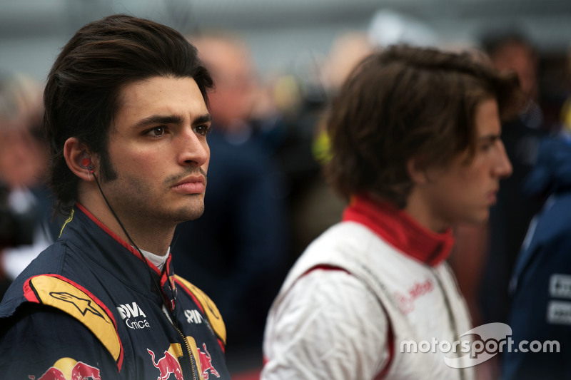 Carlos Sainz Jr., Scuderia Toro Rosso mentre la griglia osserva l'inno nazionale