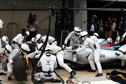 Valtteri Bottas, Williams FW37 hace una parada en pits