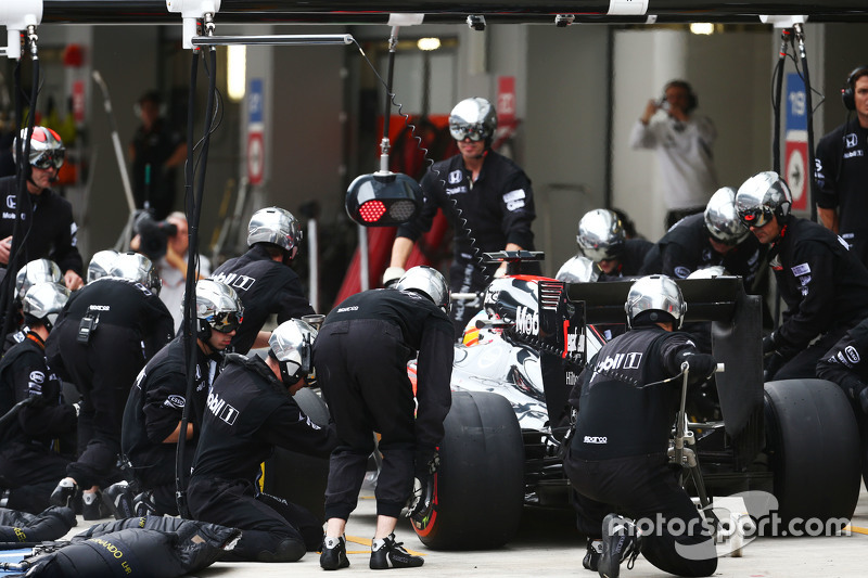 Fernando Alonso, McLaren MP4-30 hace una parada en pits