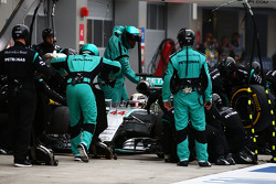 Льюис Хэмилтон, Mercedes AMG F1 W06 во время пит-стопа