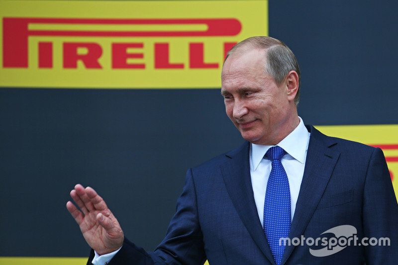 Vladimir Putin, Rusya Federasyon Başkanı podyumda