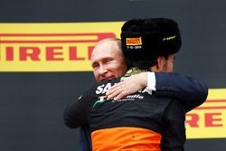 Серхио Перес, Sahara Force India F1 празднует третье место на подиуме с Владимиром Путиным, президен