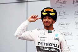 Le vainqueur Lewis Hamilton, Mercedes AMG F1 fête sa victoire sur le podium