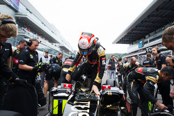 Romain Grosjean, Lotus F1 E23 en la parrilla