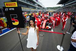 La Grid Girl de Sebastian Vettel, Ferrari SF15-T sur la grille