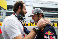 Matteo Bonciani, délégué médias de la FIA avec Carlos Sainz Jr., Scuderia Toro Rosso sur la grille