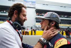 Matteo Bonciani, délégué médias de la FIA avec Carlos Sainz Jr., Scuderia Toro Rosso sur la grille