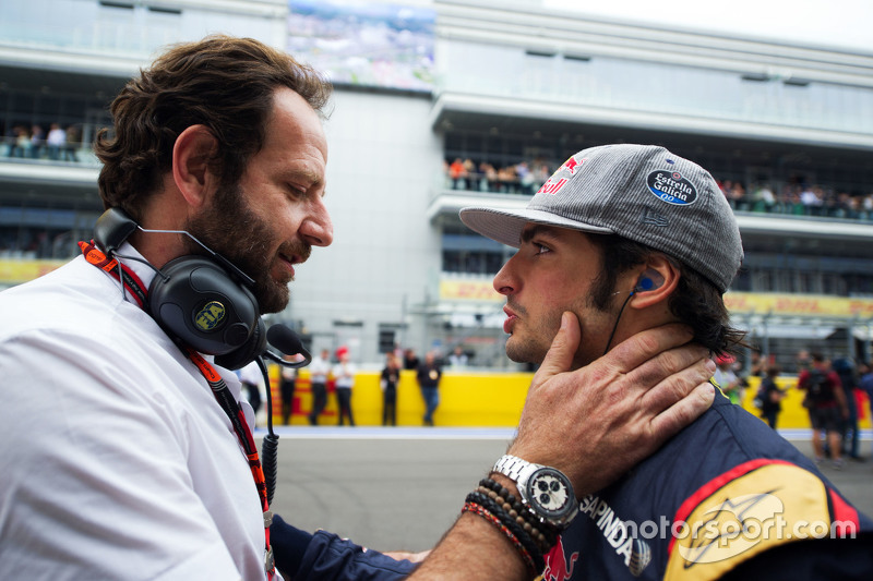 Matteo Bonciani, delegado de medios de comunicación la FIA con Carlos Sainz Jr., Scuderia Toro Rosso en la parrilla