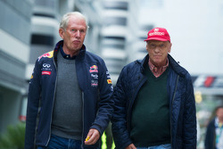 (Soldan sağa): Dr Helmut Marko, Red Bull Motorsporları Danışmanı ile Niki Lauda, Mercedes Fahri Başk