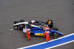 Nico Hulkenberg, Sahara Force India F1 VJM08 and Marcus Ericsson, Sauber C34 crash at the start of the race