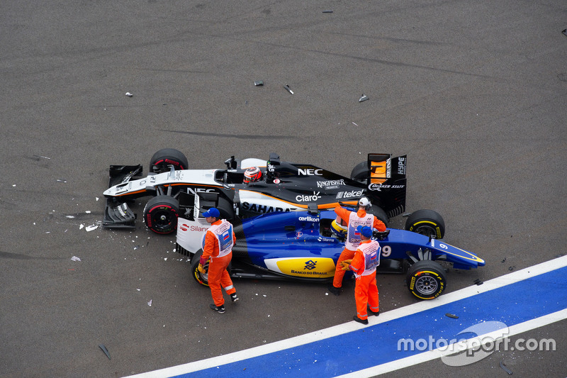 Nico Hulkenberg, Sahara Force India F1 VJM08 en Marcus Ericsson, Sauber C34 crash bij de start