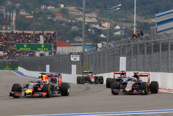 Daniel Ricciardo, Red Bull Racing RB11 and Carlos Sainz Jr., Scuderia Toro Rosso STR10 battle for position