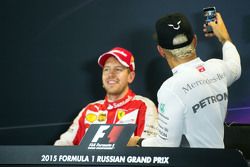 Sebastian Vettel, Ferrari, und Lewis Hamilton, Mercedes AMG F1, in der FIA-PK