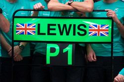 Le panneau pour le vainqueur Lewis Hamilton, Mercedes AMG F1 lors de la célébration d'après-course