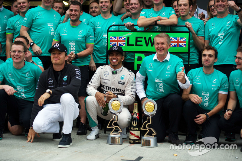 Lewis Hamilton, Mercedes AMG F1 comemora com Nico Rosberg, Mercedes AMG F1 and the team