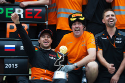 El equipo de Sahara Force India celebra el tercer puesto para Sergio Pérez