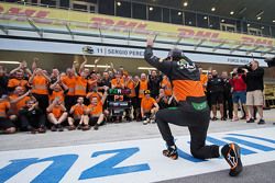 El equipo de Sahara Force India celebra el tercer puesto para Sergio Pérez