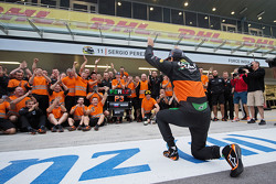 El equipo de Sahara Force India celebra el tercer puesto para Sergio Pérez