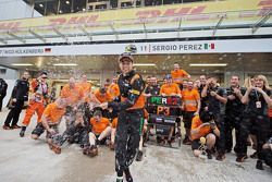 El equipo de Sahara Force India celebra el tercer puesto para Sergio Pérez