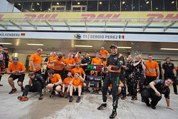 Команда Sahara Force India F1 Team празднует третье место Серхио Переса, Sahara Force India F1