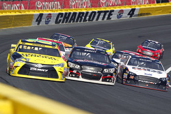 Matt Kenseth, Joe Gibbs Racing Toyota, Michael Annett, HScott Motorsports Chevrolet en David Gillila