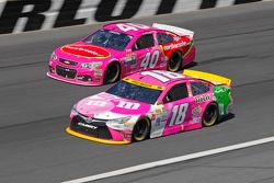 Landon Cassill, Hillman Circle Sport LLC Chevrolet; Kyle Busch, Joe Gibbs Racing Toyota