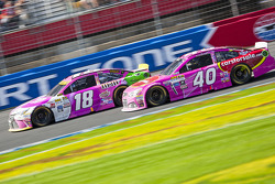 Kyle Busch, Joe Gibbs Racing Toyota e Landon Cassill, Hillman Circle Sport LLC Chevrolet