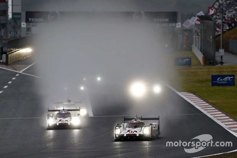 #17 Porsche Team Porsche 919 Hybrid: Timo Bernhard, Mark Webber, Brendon Hartley and #18 Porsche Tea