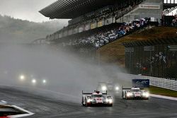 #7 Audi Sport Team Joest Audi R18 e-tron quattro: Marcel Fässler, Andre Lotterer, Benoit Tréluyer and #8 Audi Sport Team Joest Audi R18 e-tron quattro: Lucas di Grassi, Loic Duval, Oliver Jarvis